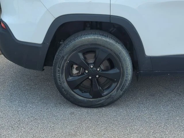 Certified Used 2021 White Jeep Latitude Plus image 31