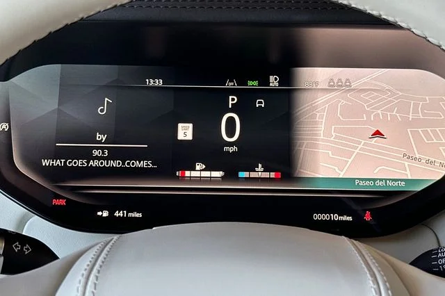 New 2026 Ostuni Pearl White Land Rover SE image 23