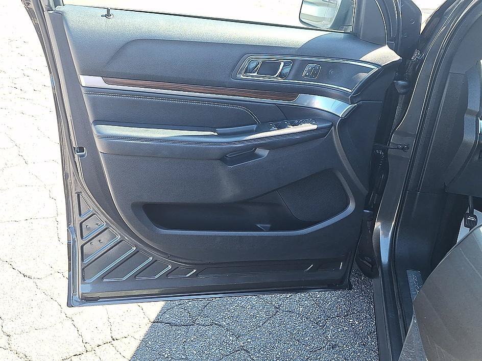 Used 2019 Magnetic Metallic Ford Limited image 9