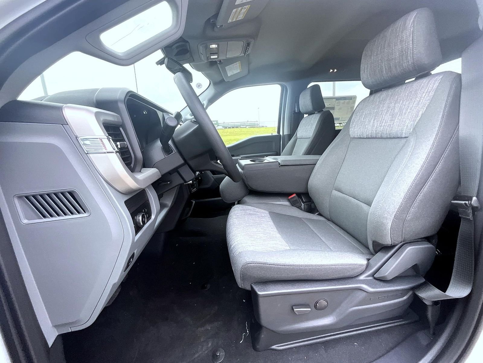 New 2026 Oxford White Ford XLT image 9