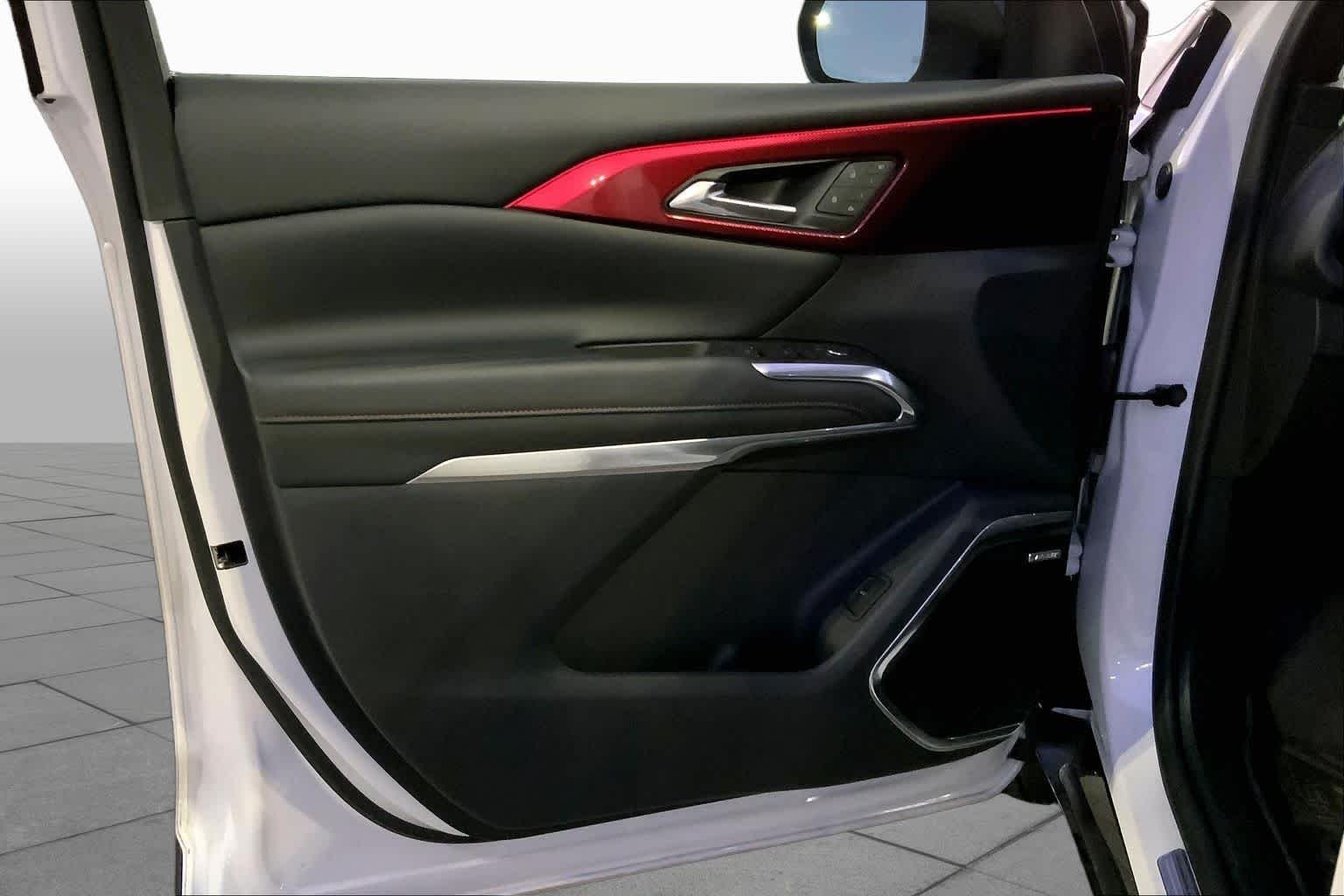 Used 2024 Iridescent Pearl Tricoat Chevrolet FWD RS image 19