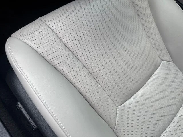 Used 2025 White Honda EX-L image 6