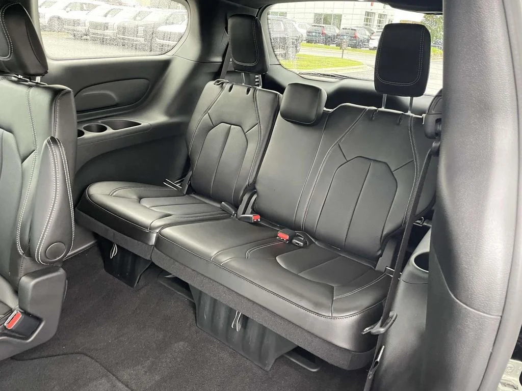 Used 2025 Diamond Black Crystal Pearlcoat Chrysler LX image 2