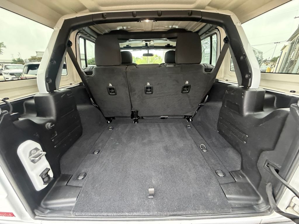 Used 2019 White Jeep Unlimited Sahara image 19