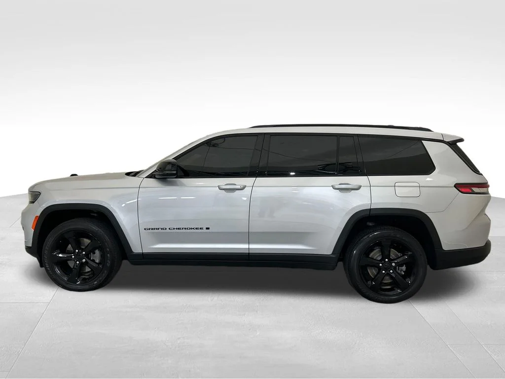Used 2024 Silver Jeep Altitude X image 2