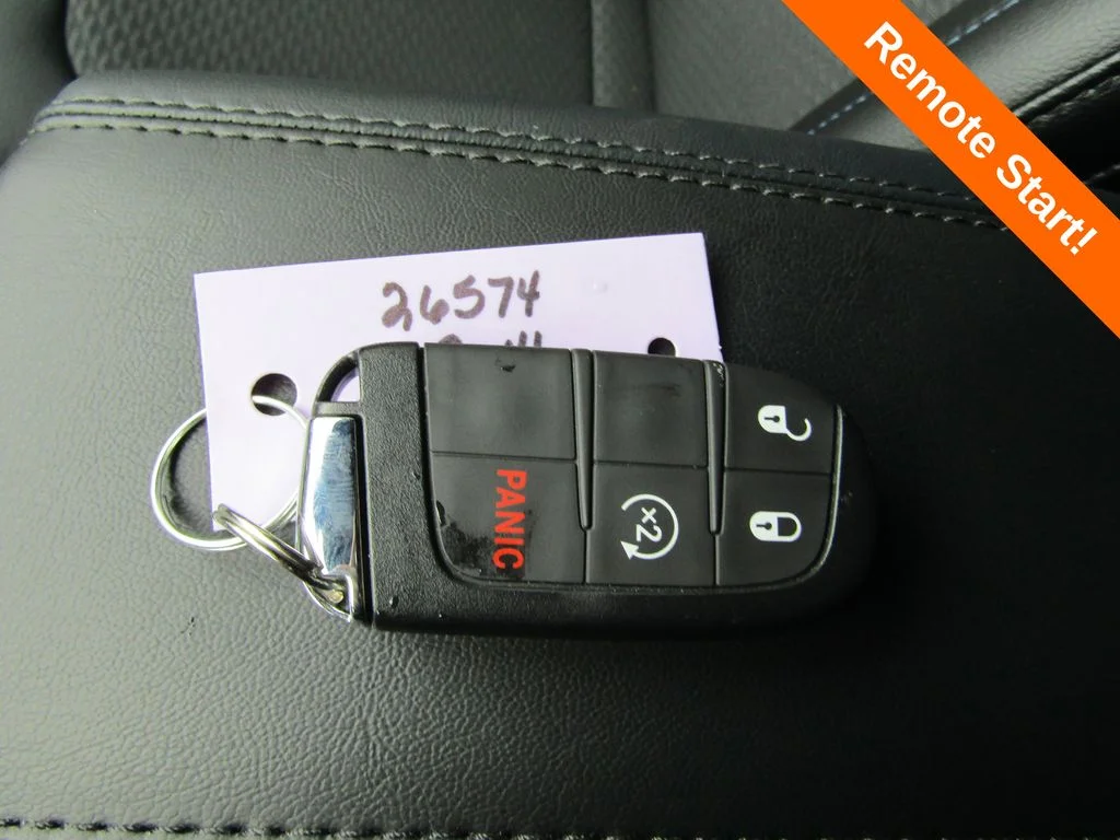 New 2026 Diamond Black Crystal Pearlcoat Jeep Latitude image 17