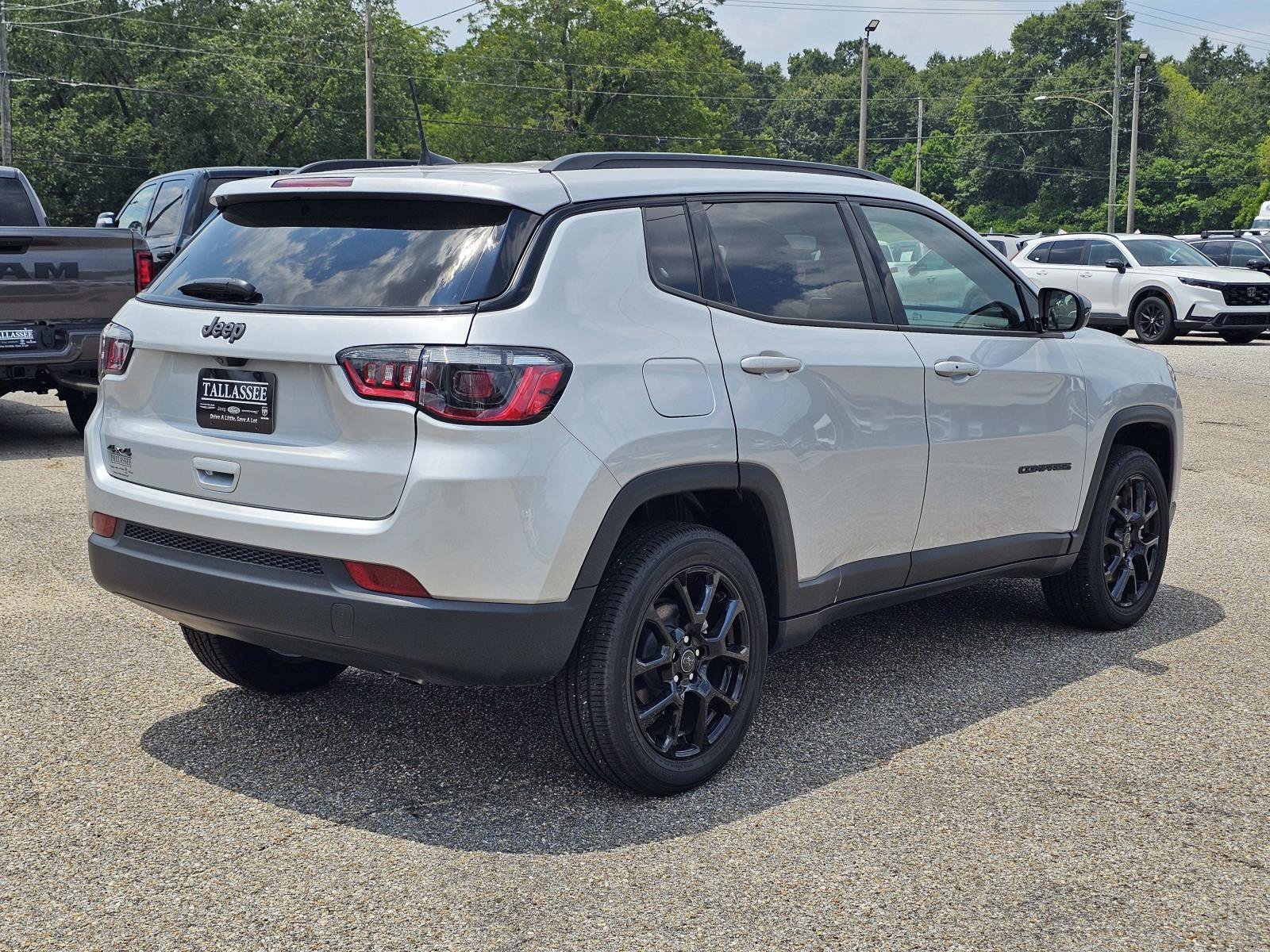 New 2026 Silver Zynith Metallic Clearcoat Jeep Latitude Altitude image 8