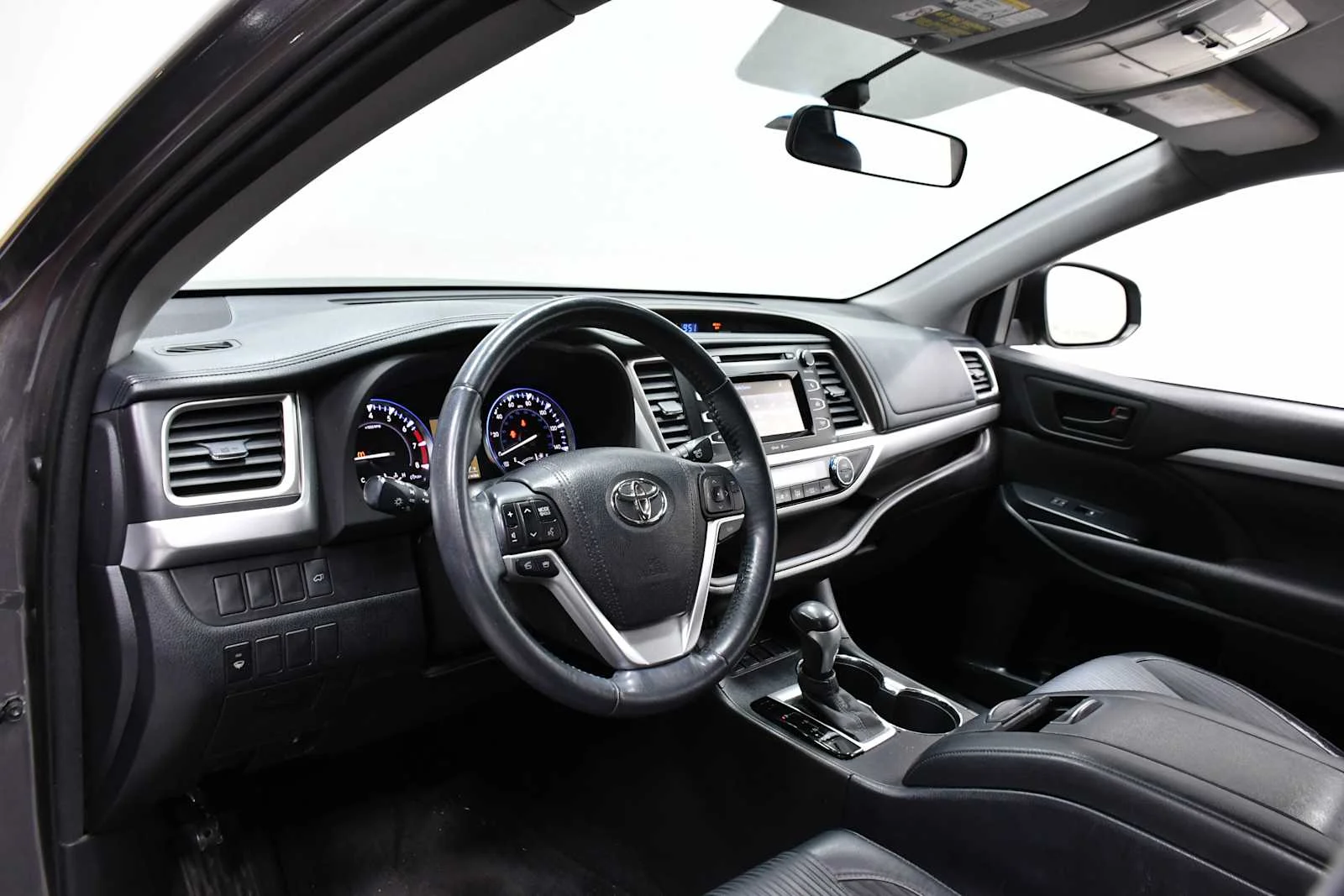 Used 2015 Predawn Gray Mica Toyota LE image 16