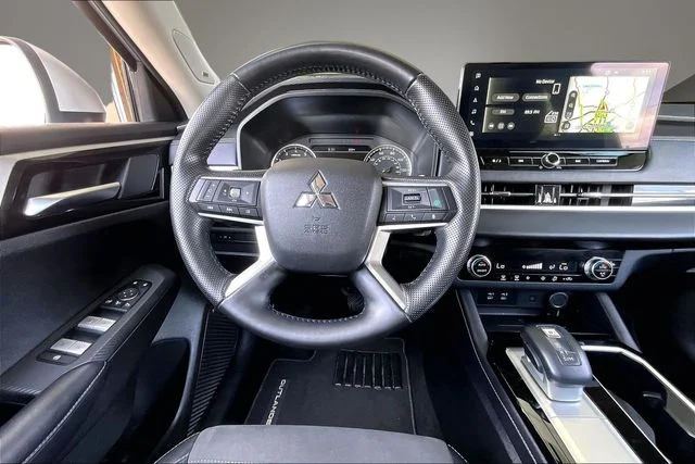 Used 2025 Gray Mitsubishi SE image 8