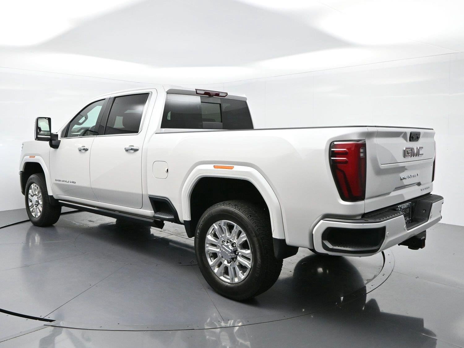 Used 2025 White Frost Tricoat GMC Denali image 6