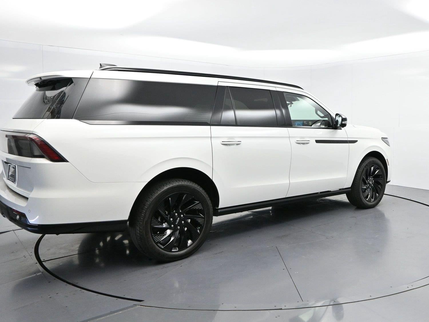 Used 2026 Pristine White Metallic Tri-coat Lincoln Reserve image 7