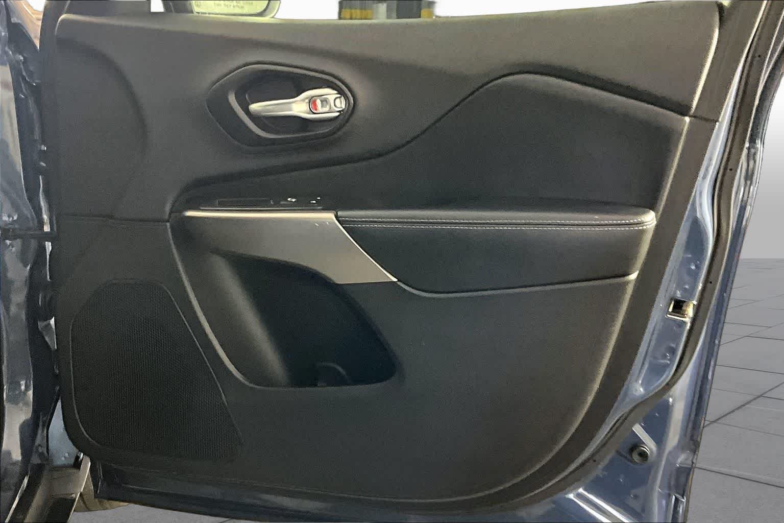 Used 2020 Slate Blue Pearlcoat Jeep Latitude Plus image 31