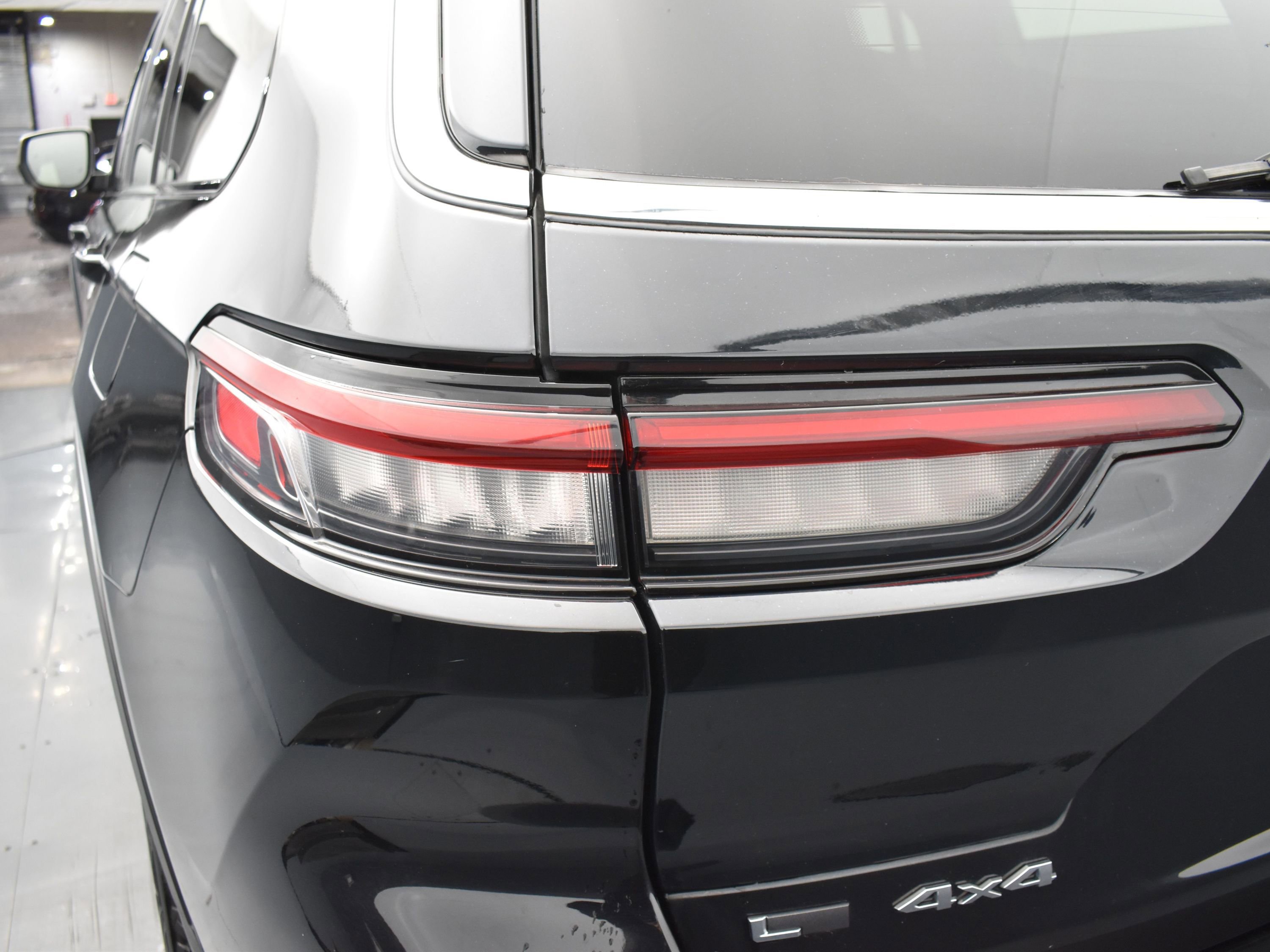 Used 2022 Diamond Black Crystal Pearlcoat Jeep Laredo image 7