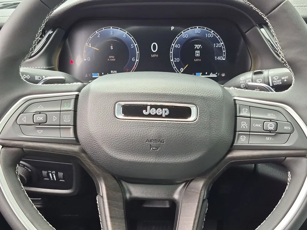 New 2026 Diamond Black Crystal Pearl-Coat Exterior Paint Jeep Altitude image 15