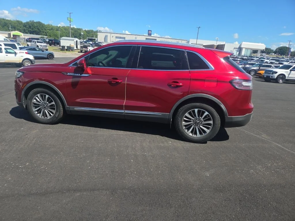 Used 2019 Red Lincoln Select image 7