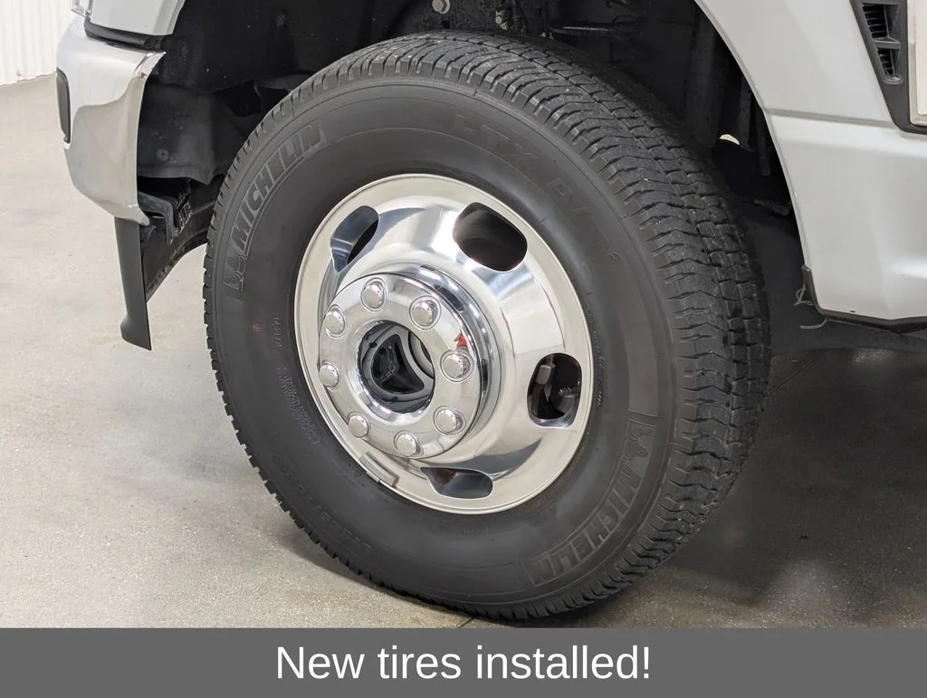 Used 2025 Avalanche Ford Lariat image 2
