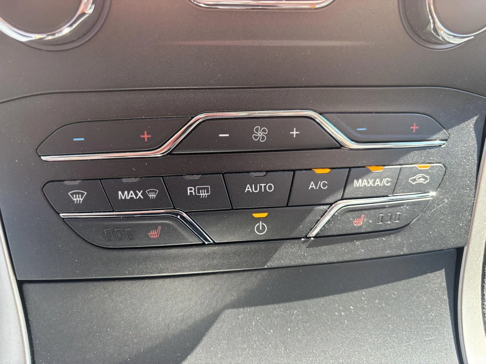 Used 2020 Oxford White Ford SEL image 18
