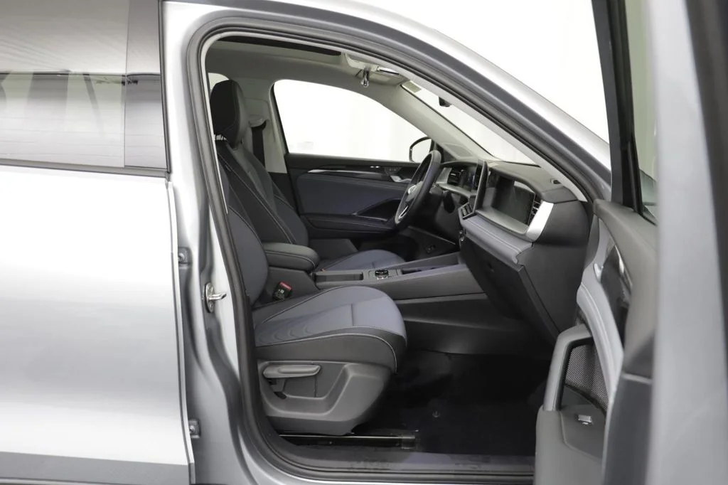 New 2026 Silver Volkswagen 2.0T SE image 19