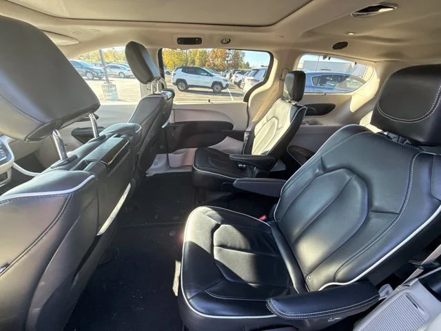 Used 2023 Ceramic Gray Clearcoat Chrysler Limited image 10