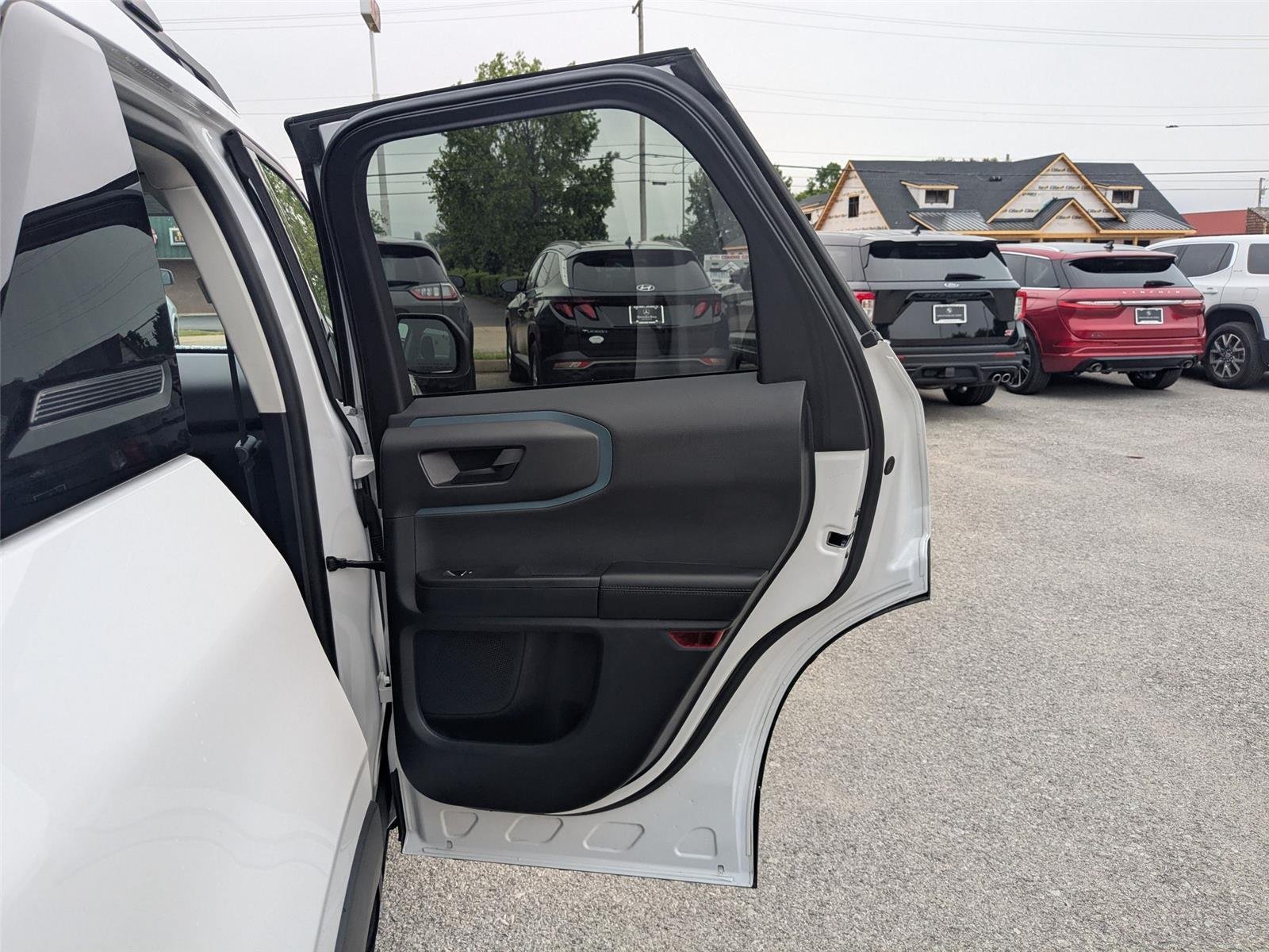Used 2023 Oxford White Ford Badlands image 28