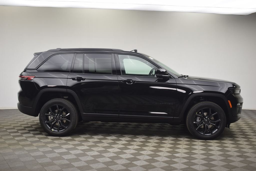 New 2025 Diamond Black Crystal Pearl-Coat Exterior Paint Jeep Limited image 4