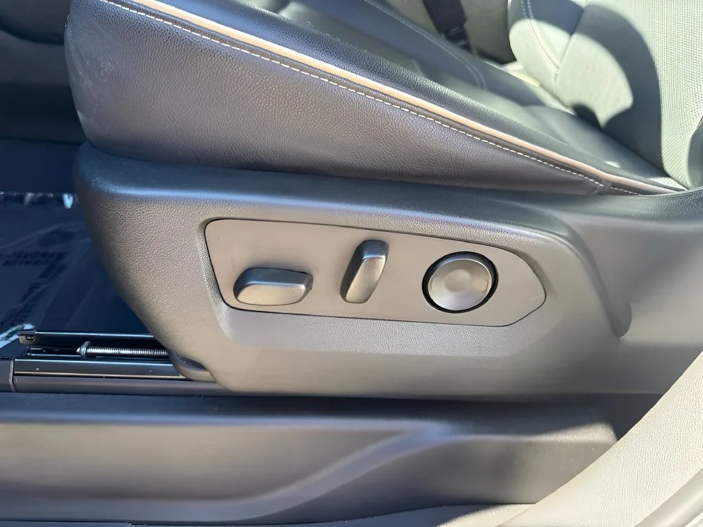 Used 2022 WHITE FROST TRICOAT GMC SLT image 10