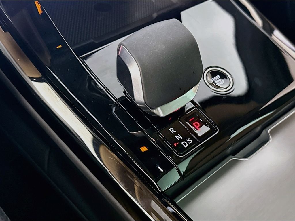 Used 2025 White Land Rover Dynamic SE image 18