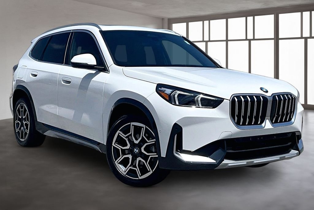 Used 2025 White BMW xDrive28i image 10