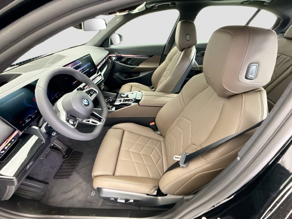 Used 2027 Black Sapphire Metallic BMW 530i xDrive image 18