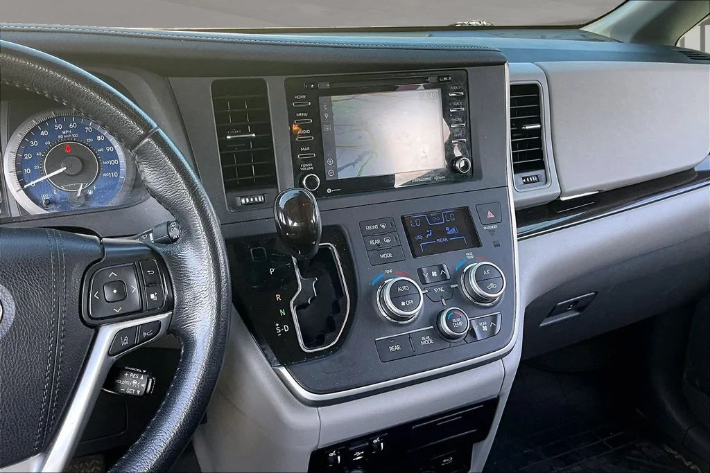 Used 2020 White Toyota XLE Premium image 9