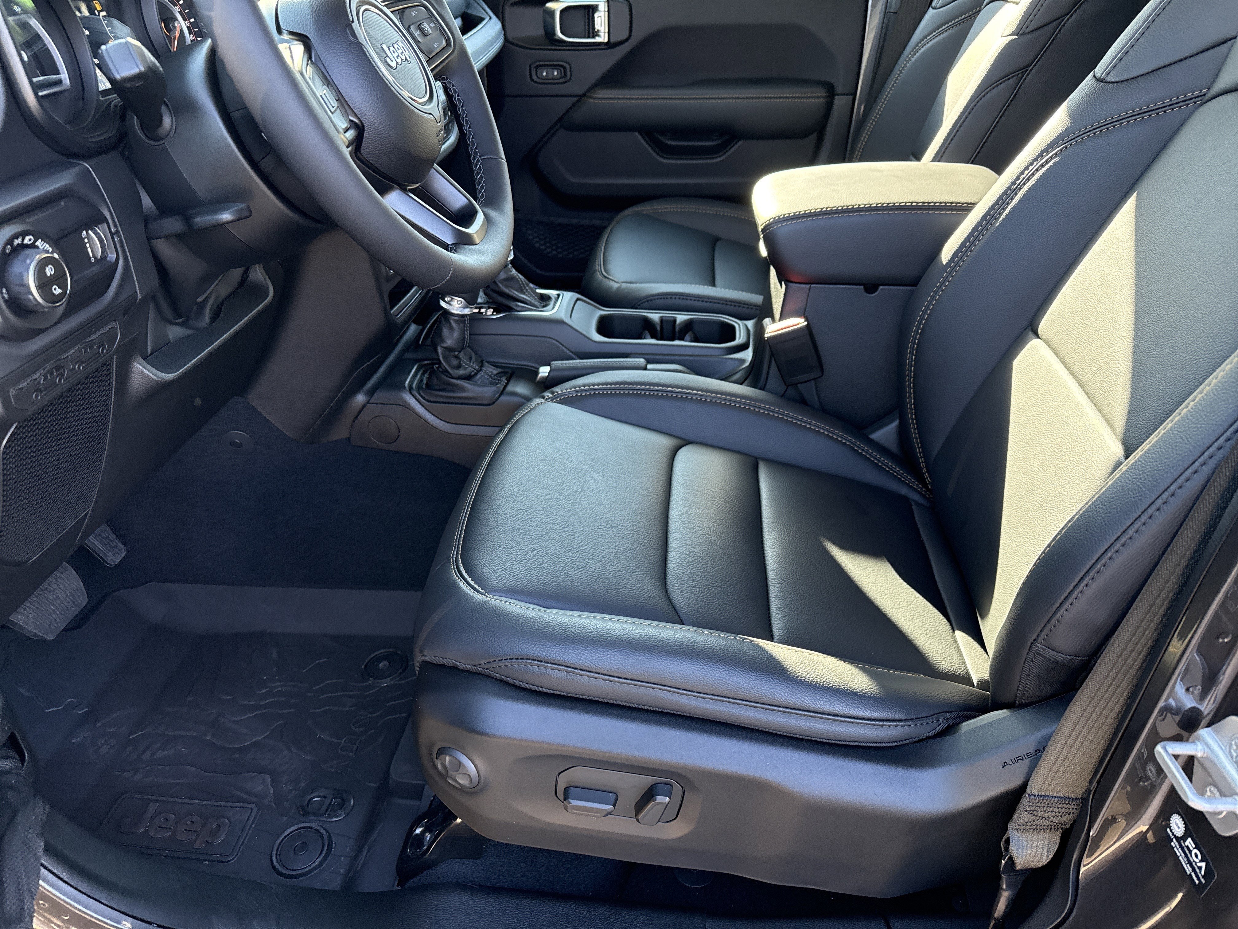 New 2026 Granite Crystal Metallic Clearcoat Jeep Sahara image 9