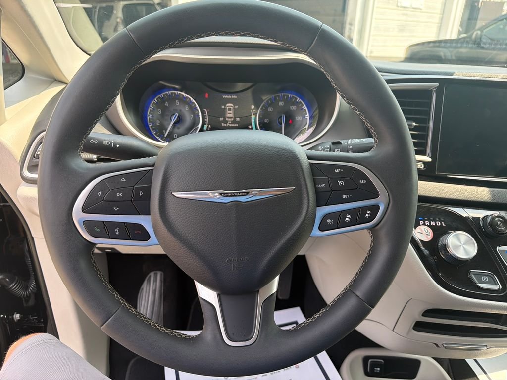 Used 2024 Black Chrysler Touring L image 17