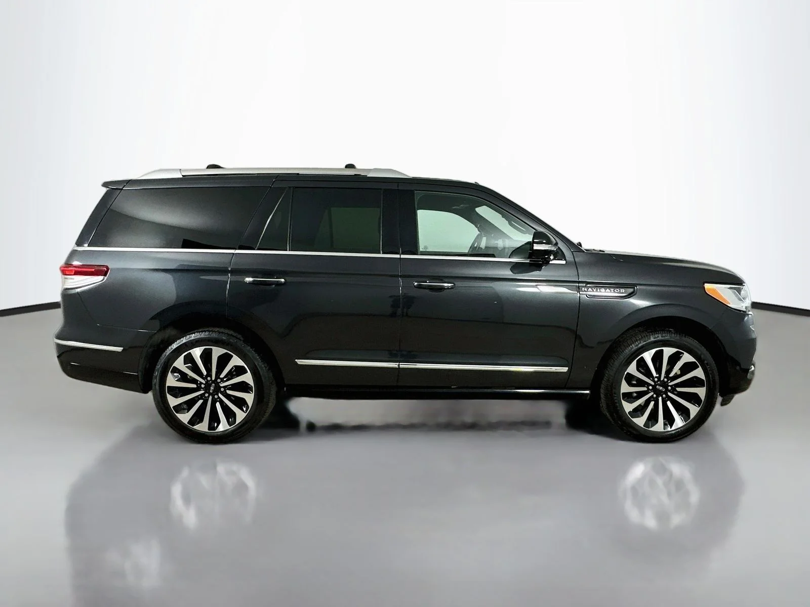 Used 2023 Gray Lincoln  image 4