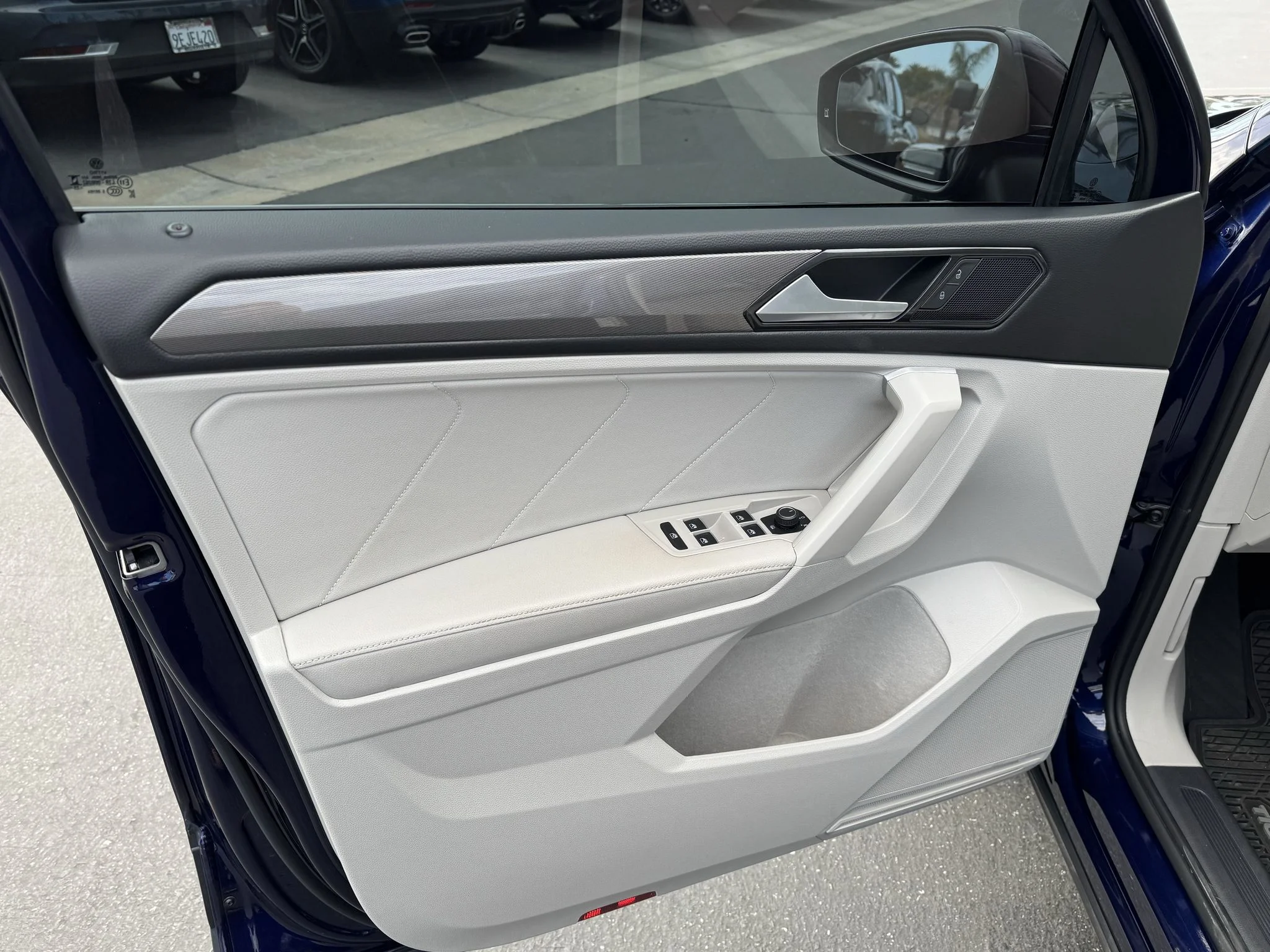 Used 2023 Atlantic Blue Metallic Volkswagen SE image 11