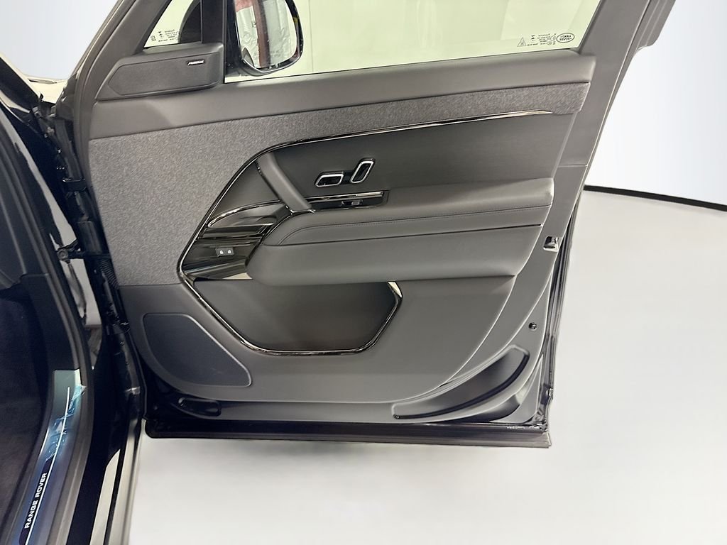 New 2026 Santorini Black Land Rover Dynamic SE image 25