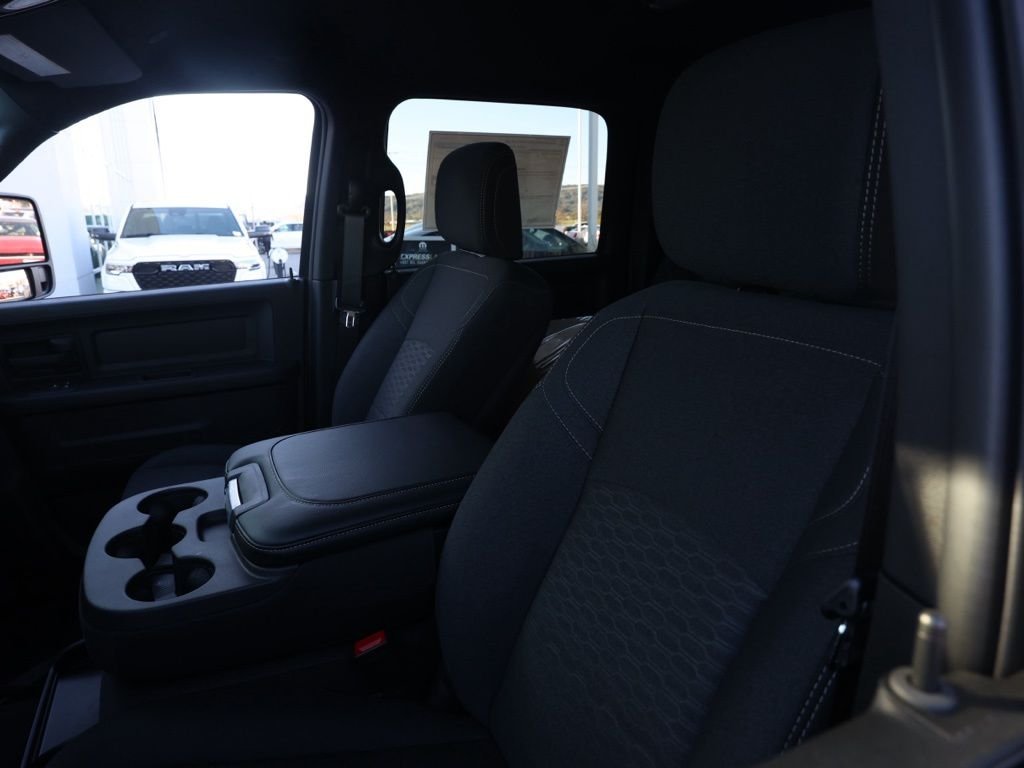 New 2026 Diamond Black Crystal Pearl-Coat Exterior Paint RAM Tradesman image 14