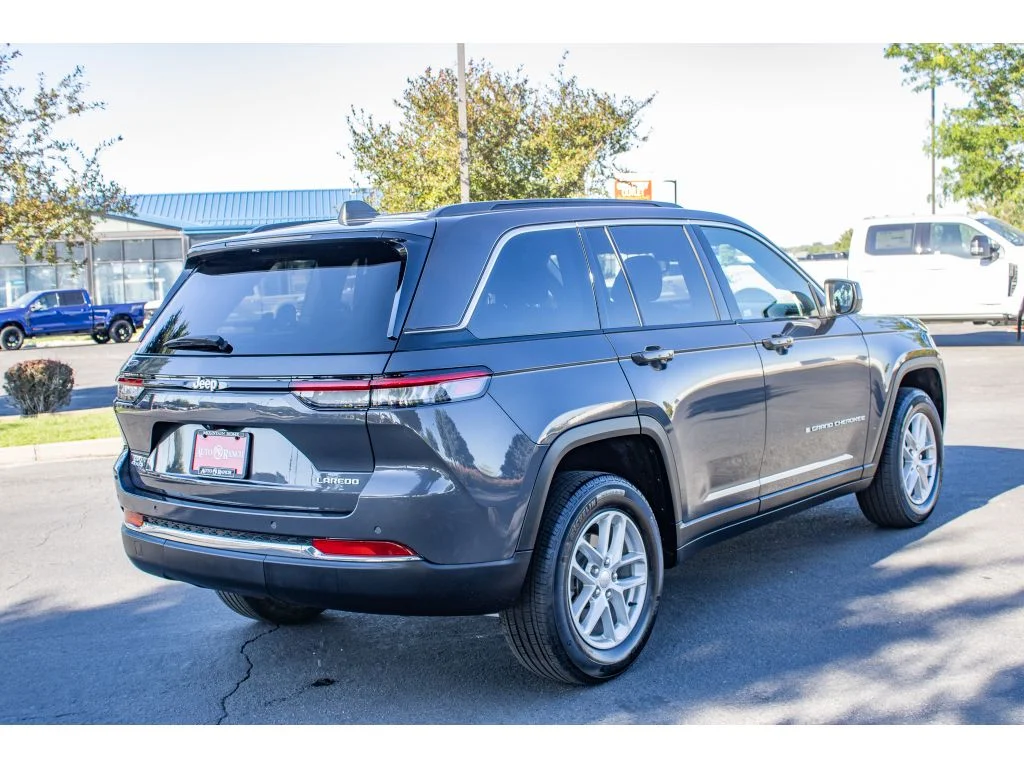 Used 2024 Baltic Gray Metallic Clearcoat Jeep Laredo X image 8