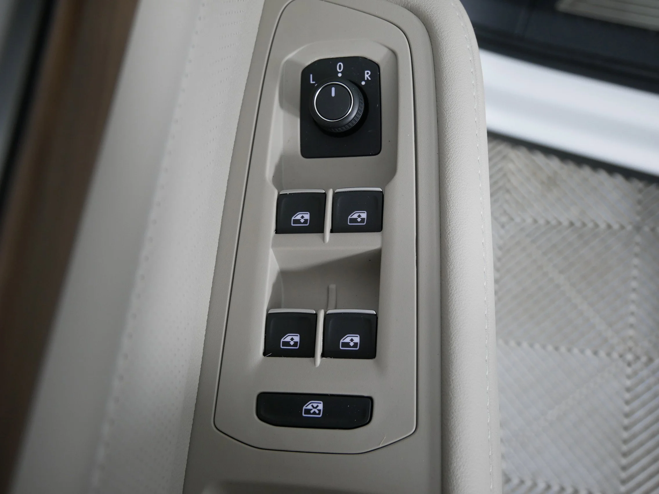 New 2026 Opal White Pearl Volkswagen 2.0T SE w/Technology image 20