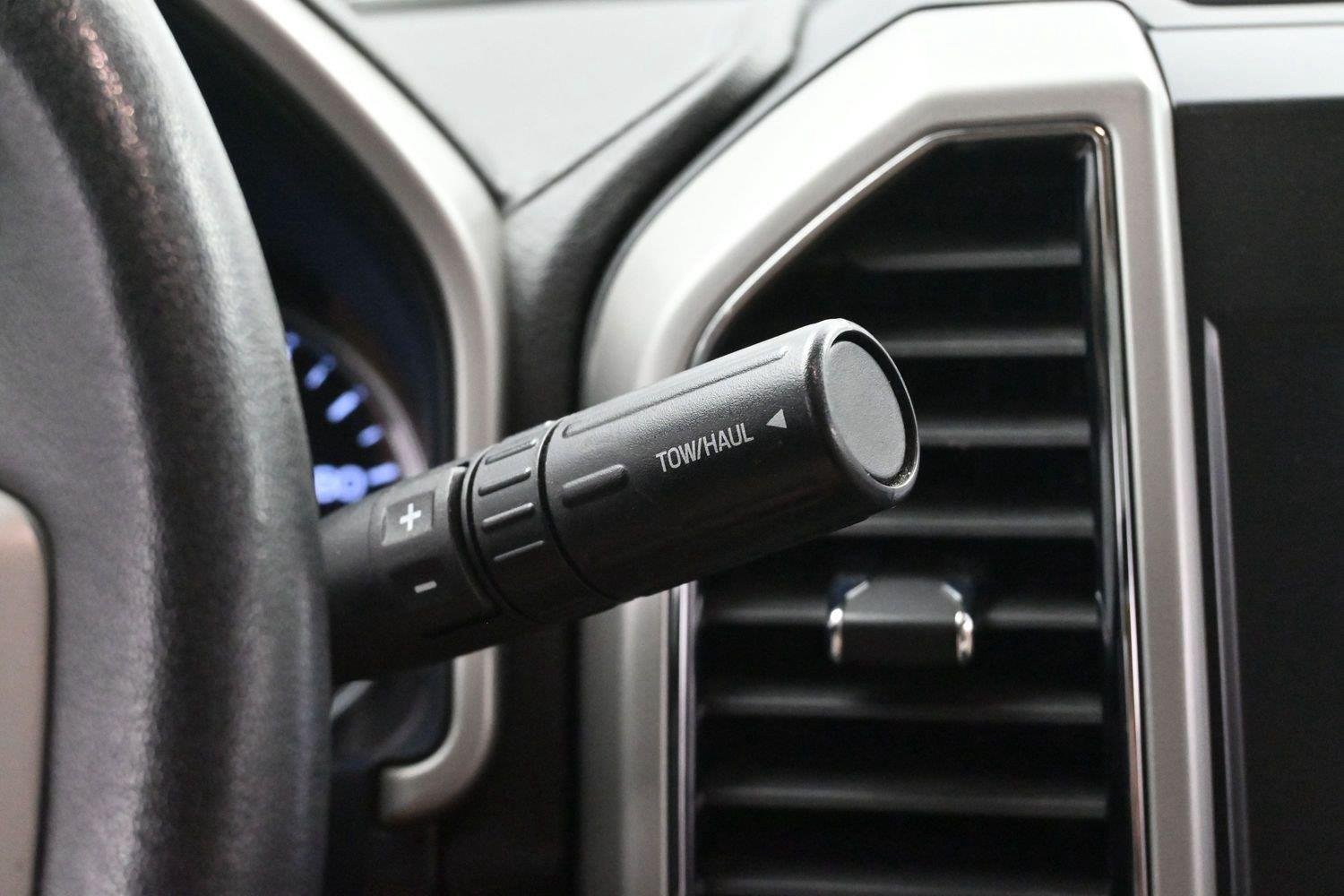 Used 2019 White Platinum Metallic Tri-Coat Ford Lariat image 28