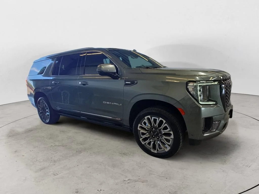 Used 2023 FROSTED PINE METALLIC GMC Denali Ultimate image 5