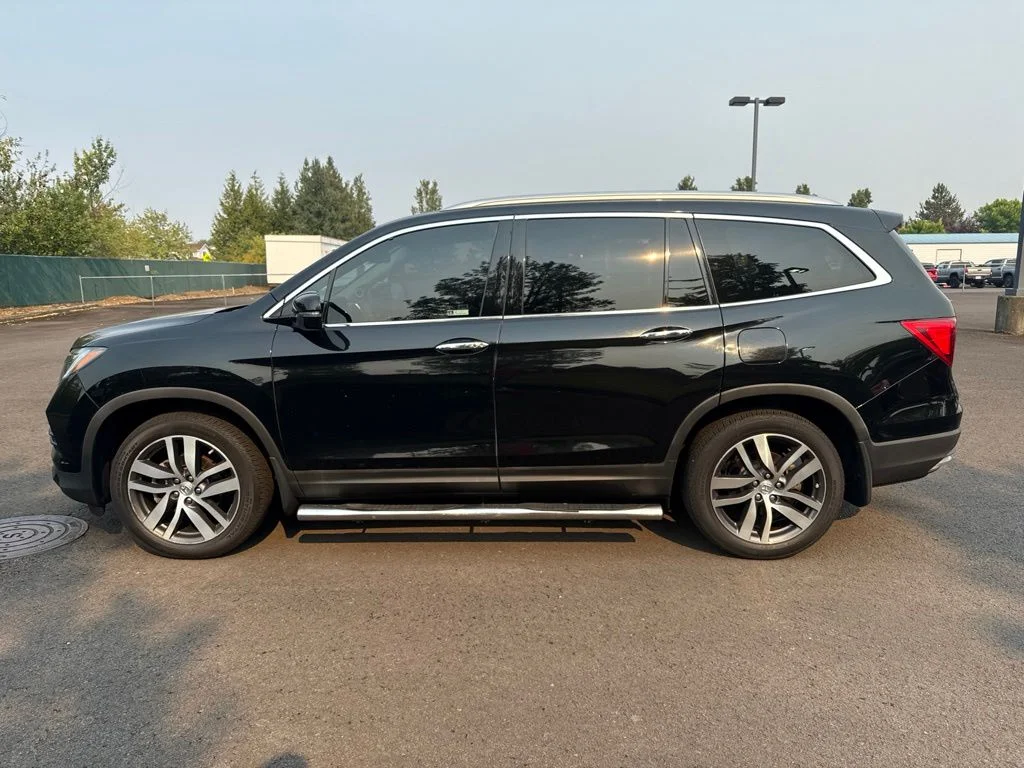 Used 2017 Crystal Black Pearl Honda Touring image 4