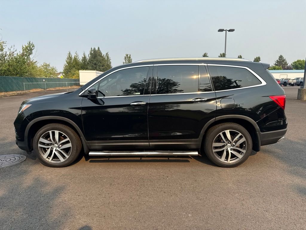 Used 2017 Crystal Black Pearl Honda Touring image 4