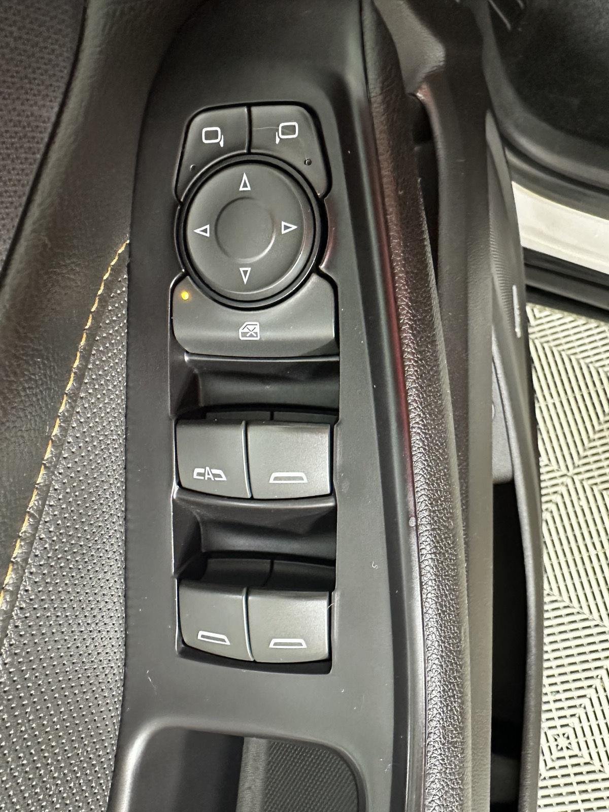 Used 2018 Iridescent Pearl Tricoat Chevrolet Premier image 19