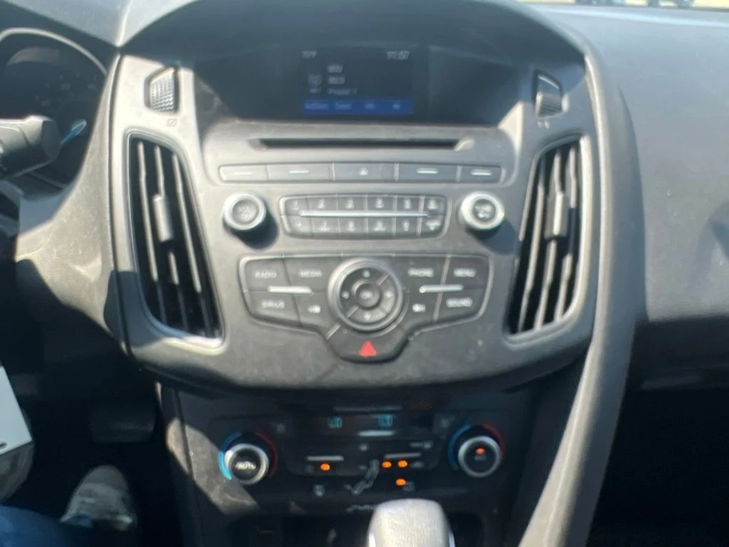 Used 2017 White Gold Metallic Ford SE image 11
