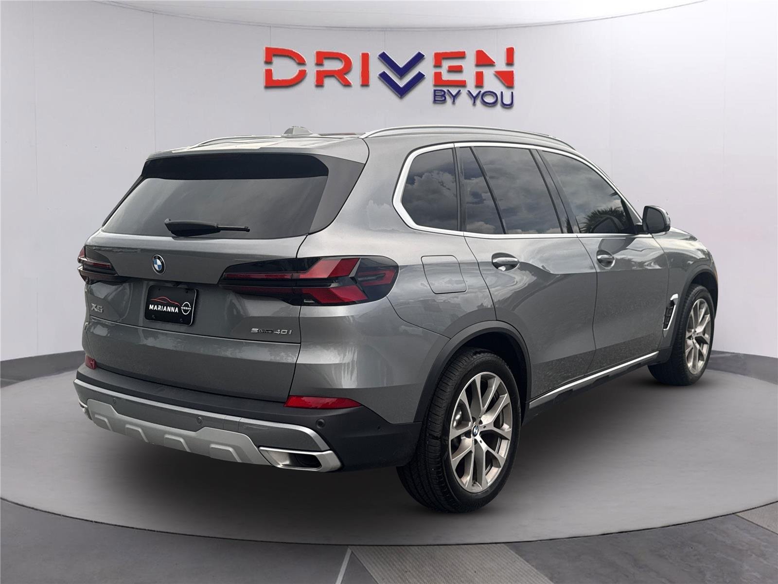 Used 2026 Skyscraper Grey Metallic BMW sDrive40i image 4