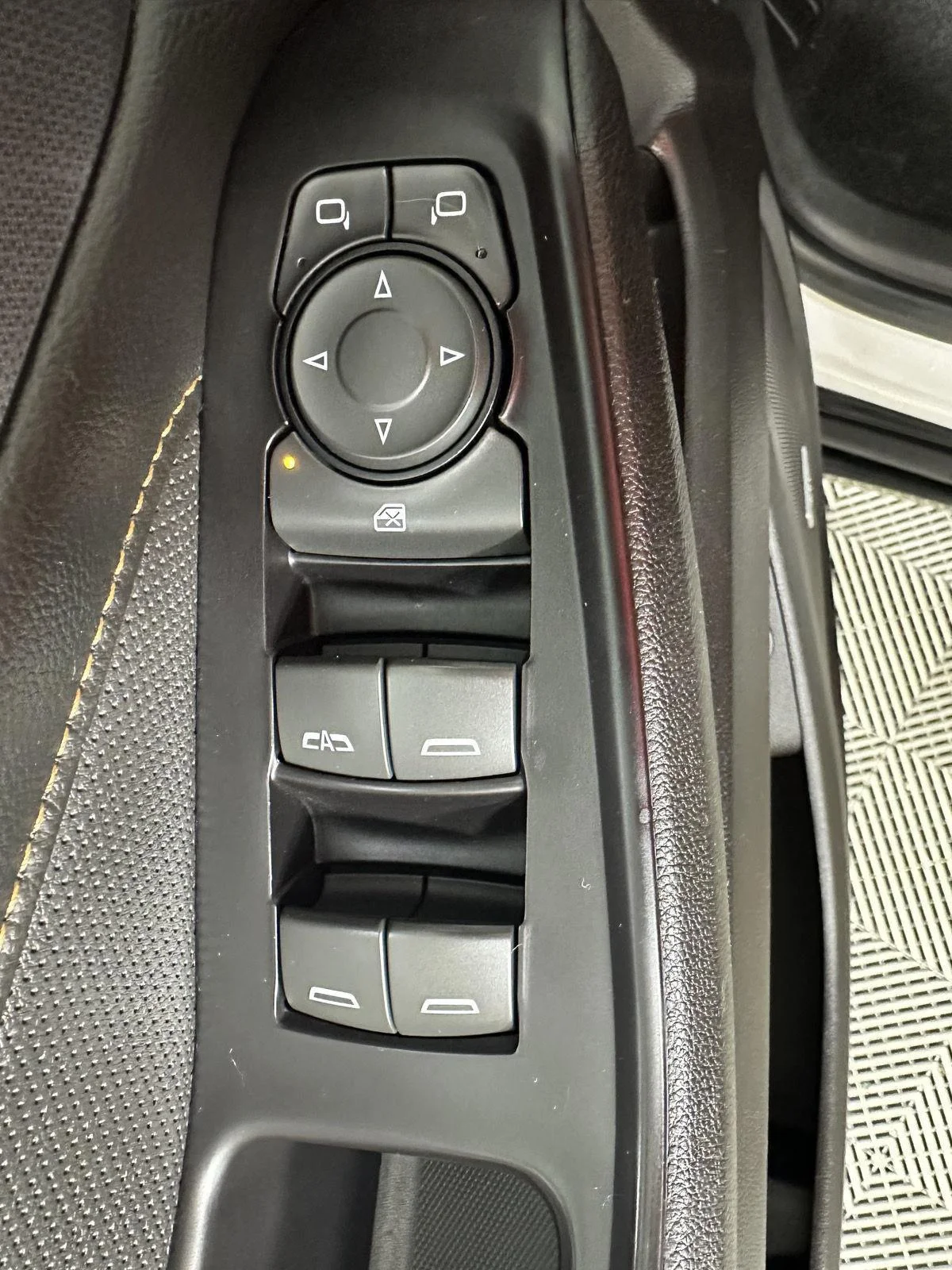Used 2018 Iridescent Pearl Tricoat Chevrolet Premier image 19