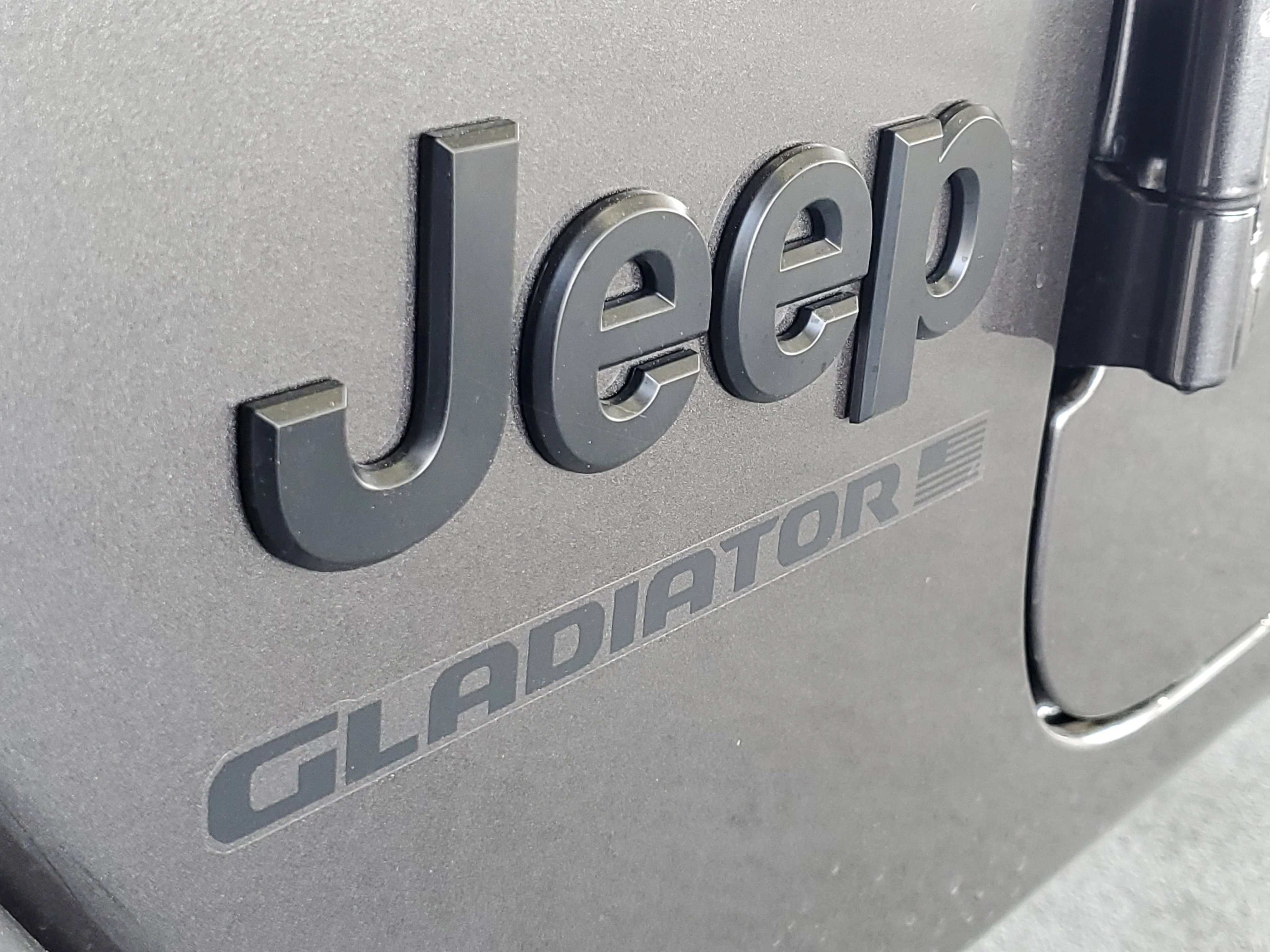 New 2026 Granite Crystal Metallic Clear-Coat Exterior Paint Jeep Sahara image 5