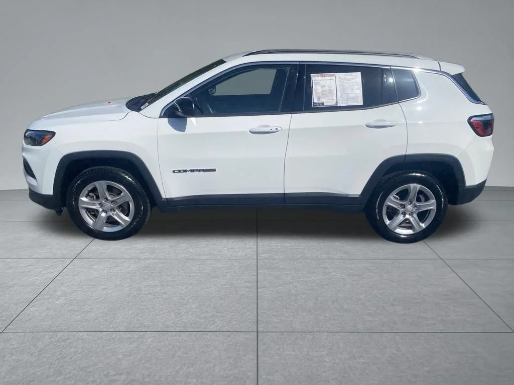 Used 2024 White Jeep Latitude image 4