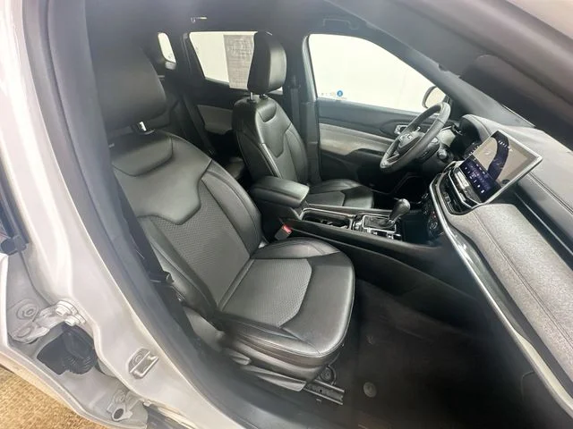 Used 2024 White Jeep Latitude image 25