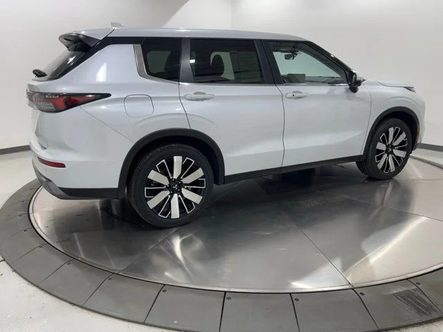 Used 2025 White Mitsubishi SE image 5